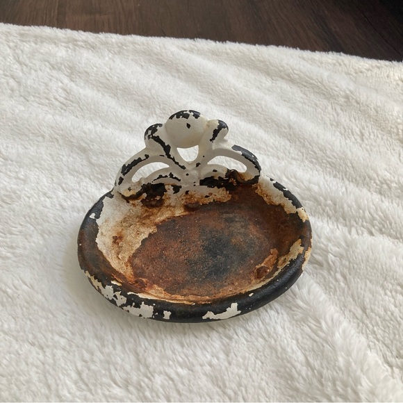 Vintage rusty wrought iron soap dish farmhouse shabby chippy paint country - Picture 2 of 12